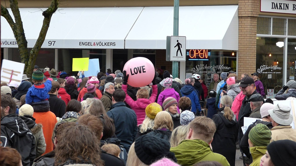 Almost a thousand protestors marched through Nanaimo in solidarity with the Women’s March on Washington. ????Stephanie Blumensaat
